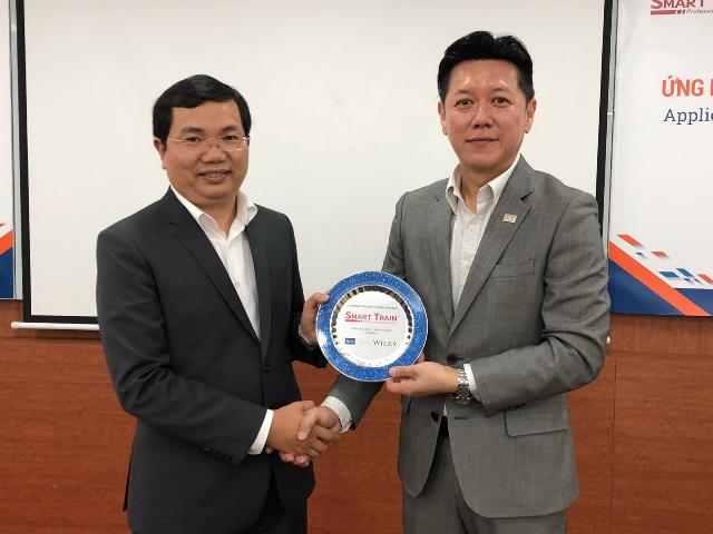 Tiến sĩ Josh Heniro, Giám đốc khu vực Đông Nam Á, Hiệp hội IMA (bên phải) trao tặng kỷ niệm chương cho đại diện lãnh đạo của Smart Train