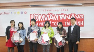 Sinh Viên Đại Học Thương mại nhận chứng nhận