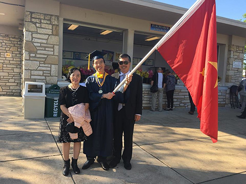 Cha mẹ của Quang Liêm đã từ VN sang Mỹ để tham dự lễ tốt nghiệp của anh. Ảnh: Facebook của Quang Liêm