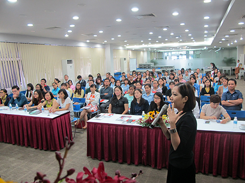 Bà Phạm Chi Mai – Đại diện ACCA tại Việt Nam chia sẻ cùng các khách mời về chủ đề kỹ năng nghề nghiệp