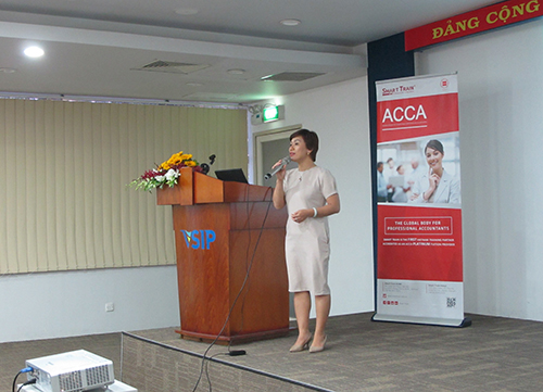 Bà Lê Thị Diễm Phước – Trưởng ban Đối ngoại của Smart Train phát biểu tại hội thảo